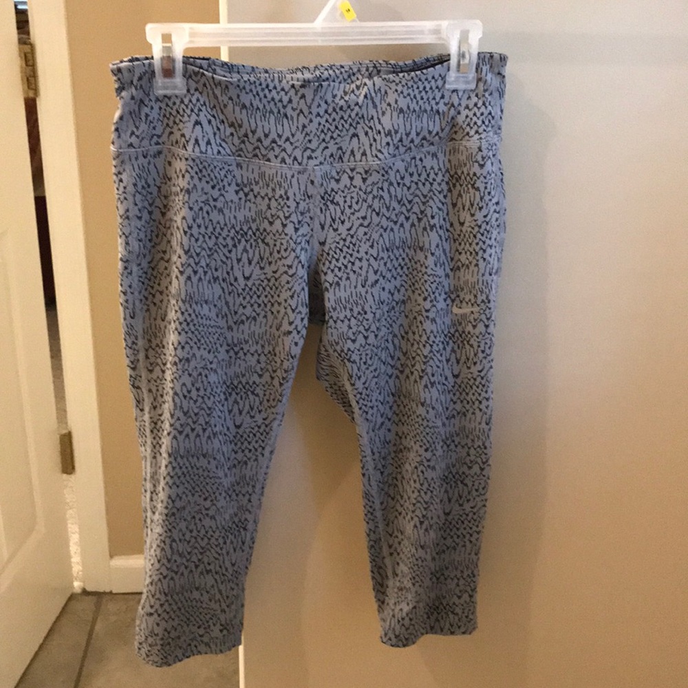 Nike dri fit size medium capris. EUC!